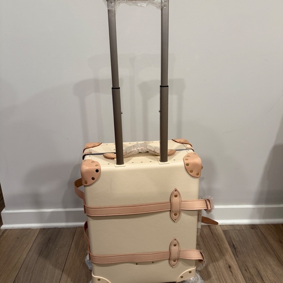 Globe-trotter Luggage- Carry-On - 4 Wheels - Ivory - Picture 2 of 11